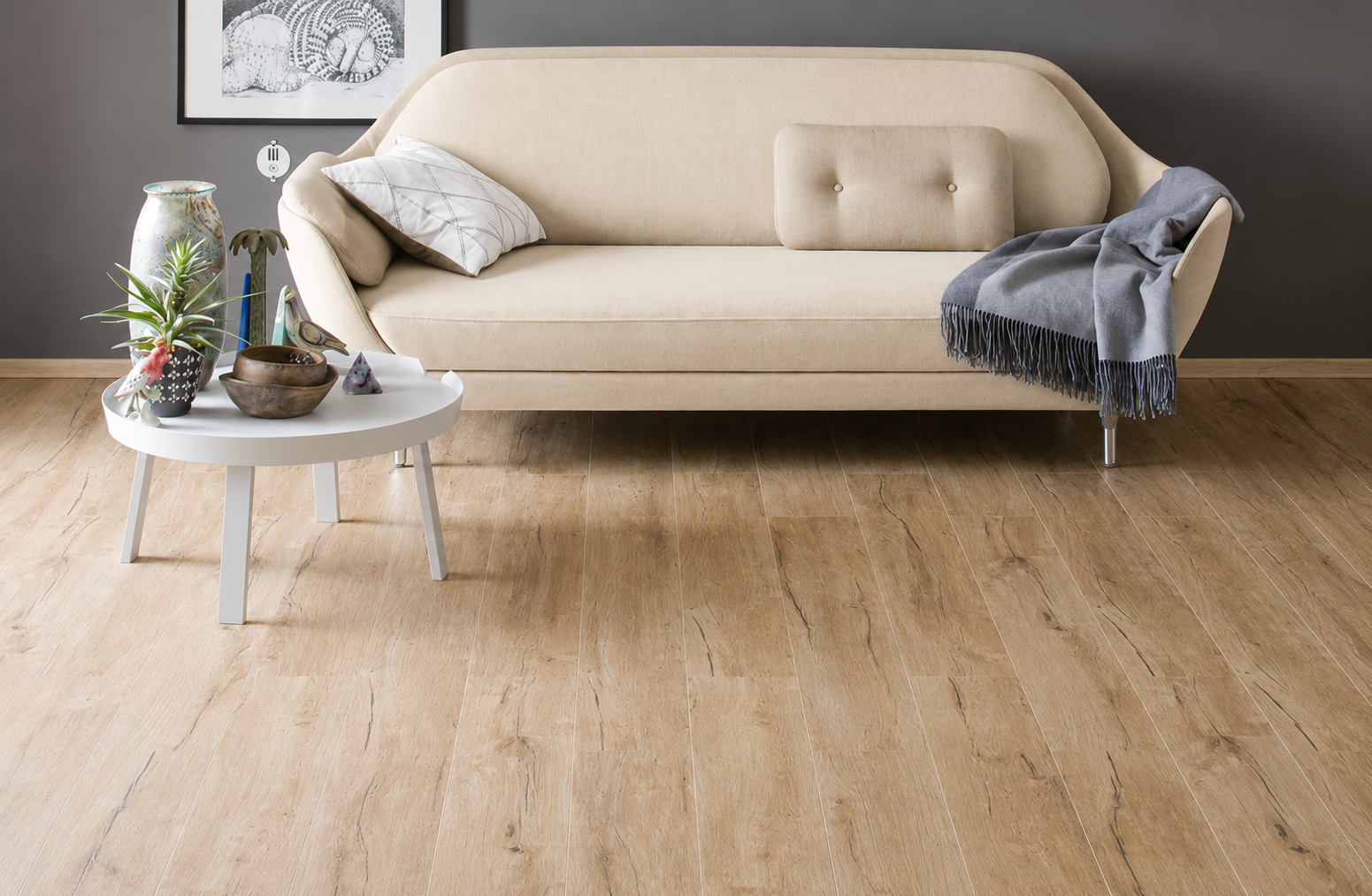Laminat in hellem Wohnzimmer mit Sofa