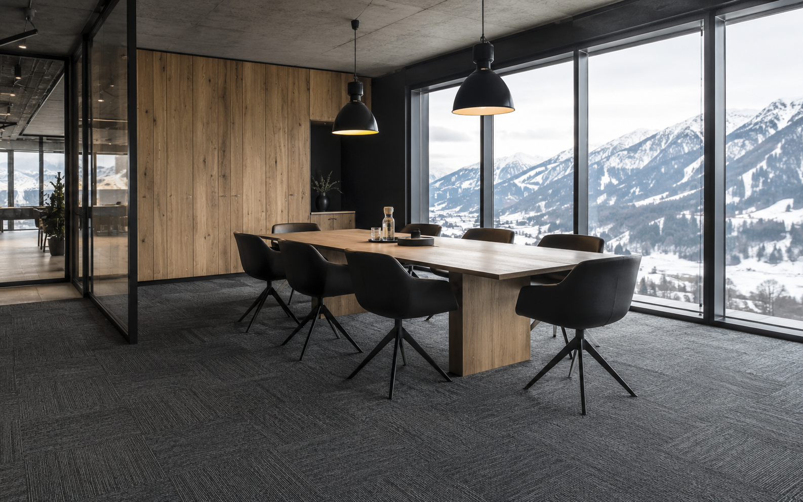 Teppichfliesen in modernem Büro mit Bergpanorama